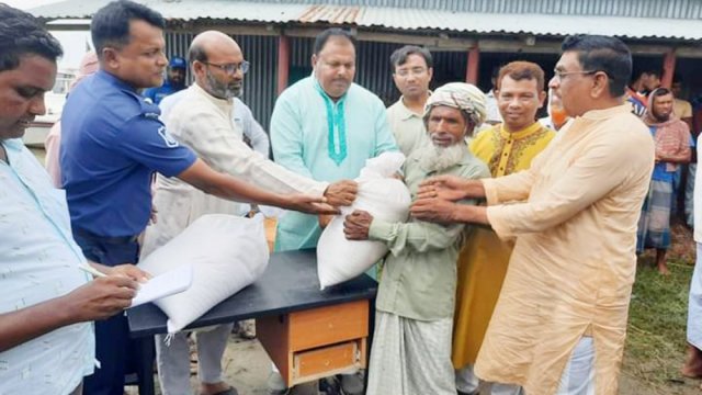 বানভাসীদের পাশে গণশিক্ষা প্রতিমন্ত্রী | বিবিধ নিউজ 