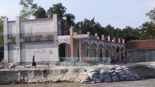 ব্রহ্মপুত্রের ভাঙনের মুখে দক্ষিণ খাউরিয়া স্কুল | কলেজ নিউজ 
