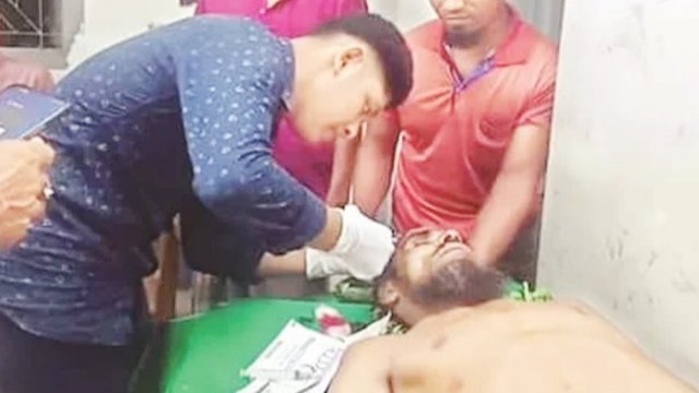 স্কুলছাত্রকে দিয়ে রোগীর মাথায় সেলাই | বিবিধ নিউজ 