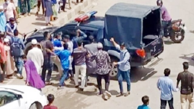 তেলের মূল্যবৃদ্ধির প্রতিবাদে মিছিল, পুলিশের গাড়ি ভাঙচুর | বিবিধ নিউজ 