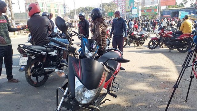 ধানমন্ডিতে বিএনপি-পুলিশ পাল্টাপাল্টি ধাওয়া, বাসে আগুন | বিবিধ নিউজ 