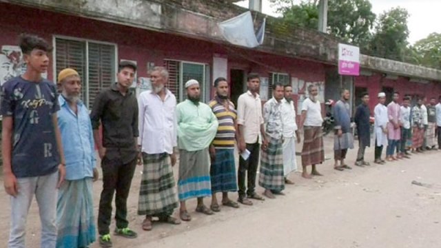 গোপনে পরিবারের ৪ সদস্যকে নিয়োগ দিয়েছেন প্রধান শিক্ষক, প্রতিবাদে মানববন্ধন | প্রাথমিক সমাপনী নিউজ 