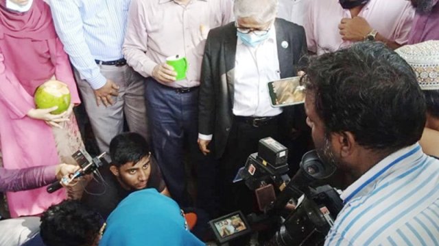 দাবি পূরণের আশ্বাস দিয়ে হাসনাতের অনশন ভাঙালেন ঢাবি উপাচার্য | বিশ্ববিদ্যালয় নিউজ 