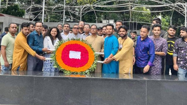 বঙ্গবন্ধুর প্রতিকৃতিতে বশেমুরবিপ্রবির প্রথম উপাচার্যের শ্রদ্ধা | বিবিধ নিউজ 