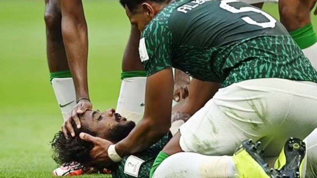 চিকিৎসার জন্য সৌদির সেই ফুটবলারকে জার্মানিতে পাঠানো হলো | বিশ্বকাপ নিউজ 