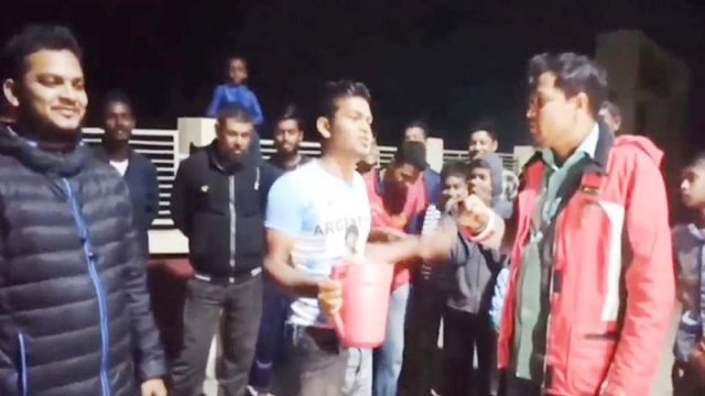 দুধ দিয়ে গোসল করে আর্জেন্টিনা সমর্থন না করার প্রতিজ্ঞা ঘোর সমর্থকের | বিশ্বকাপ নিউজ 