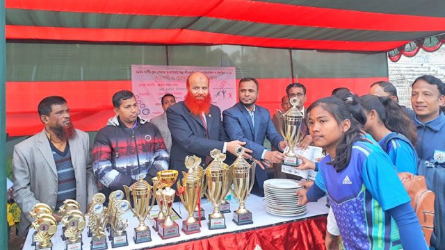 নীলফামারীতে শিক্ষা প্রতিষ্ঠানের শীতকালীন ক্রীড়া প্রতিযোগিতা শেষ | বিবিধ নিউজ 