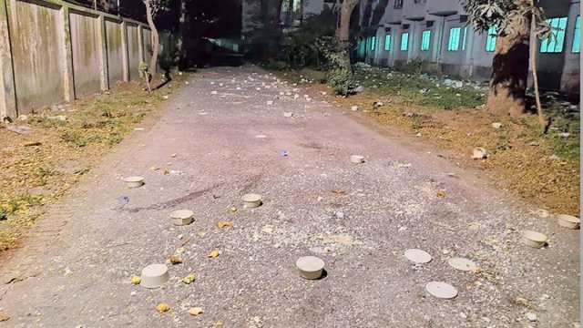 হলের নষ্ট খাবার শিক্ষকদের বাসার সামনে ফেললেন শিক্ষার্থীরা | বিশ্ববিদ্যালয় নিউজ 