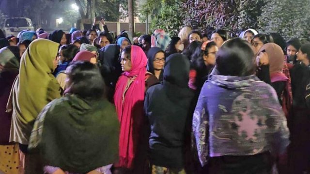 মধ্যরাতে জাবি উপাচার্যের বাসভবনের সামনে ছাত্রীদের বিক্ষোভ | বিশ্ববিদ্যালয় নিউজ 