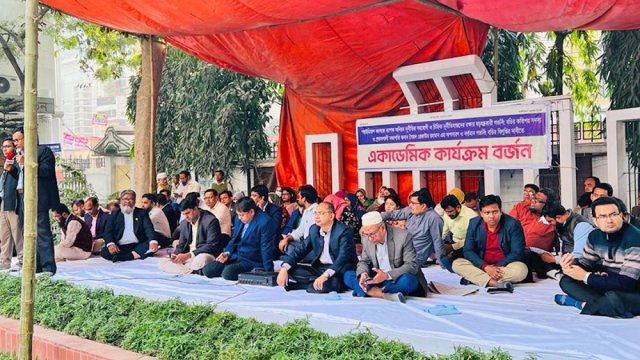 ক্লাস বর্জন করে আন্দোলনে শিক্ষকরা, উত্তাল আইডিয়াল কলেজ | কলেজ নিউজ 