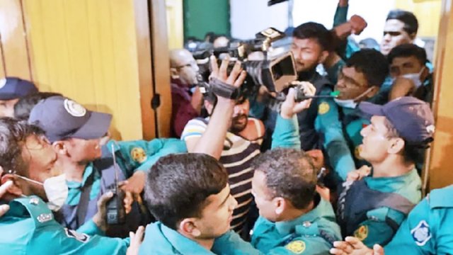 আইনজীবী সমিতি নির্বাচনে সং ঘ র্ষে ৫ পুলিশ সদস্য আহত | বিবিধ নিউজ 