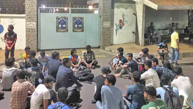 মাঝরাতে ঢাবি উপাচার্যের বাসভবনের সামনে শিক্ষার্থীদের অবস্থান | বিশ্ববিদ্যালয় নিউজ 