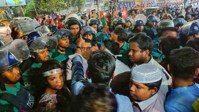 চাকরি প্রত্যাশীদের সড়ক অবরোধ, নীলক্ষেতে ছাত্রী লাঞ্ছিত | বিবিধ নিউজ 