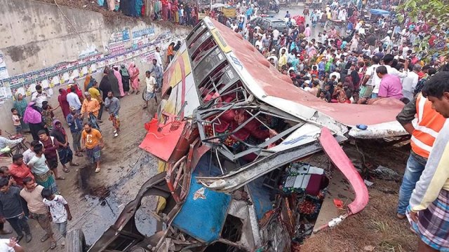 নিয়ন্ত্রণ হারিয়ে এক্সপ্রেসওয়ে থেকে বাস খাদে, নিহত ১৯ | বিবিধ নিউজ 