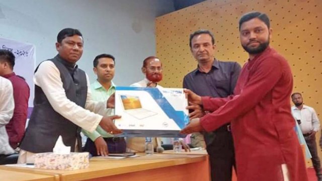 ‘শিক্ষকদের আগে স্মার্ট হতে হবে’ | বিবিধ নিউজ 